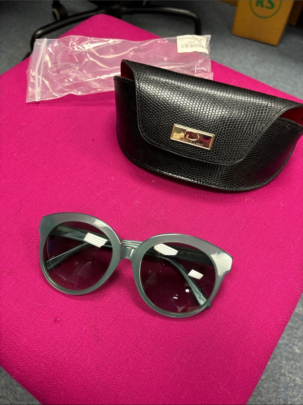 Oscar de la Renta Gray Round Cat-Eye Sunglasses with Black Case